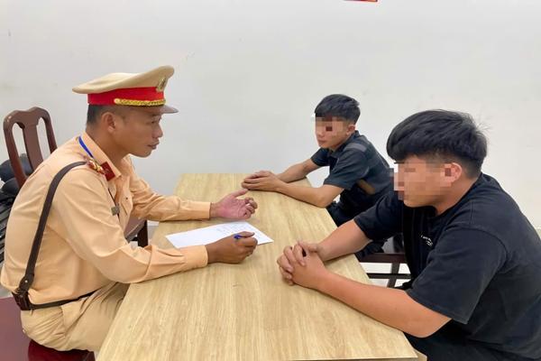 Vi phạm nồng độ cồn tài xế bỏ lại ô tô, nhảy xuống hồ trốn cảnh sát